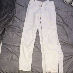White skinny jeans💛